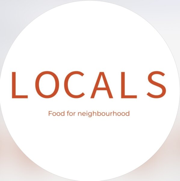 Locals By Roz Cafe Pipera angajeaza ospatari cu experienta.